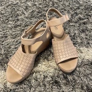 Tan Collection by Clark’s wedges size 6
